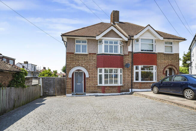 3 bed property, in Glenbarr Close, £590,000