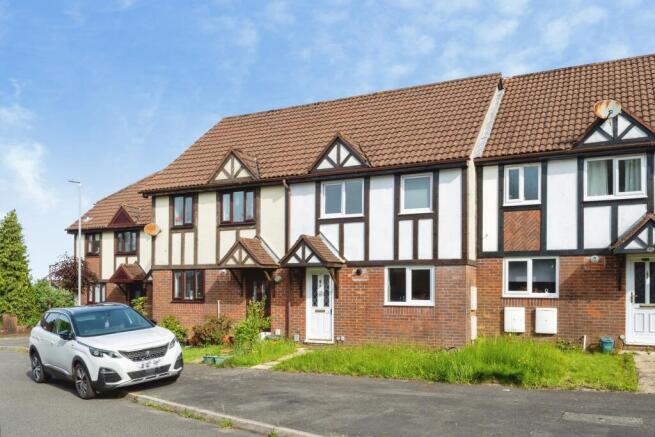 3 bed property, in Courtlands Way, £160,000