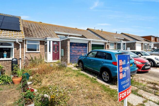 2 bed property, in Branscombe Close, £180,000