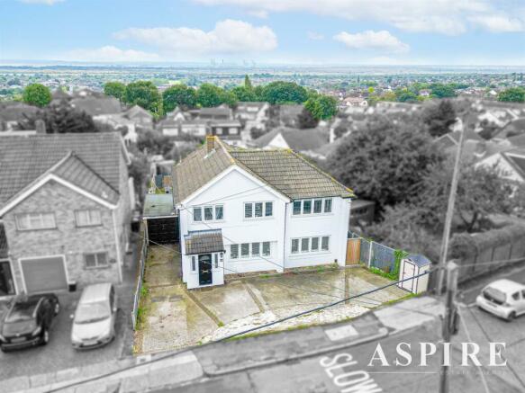 5 bed property, in Clarence Road North, £575,000