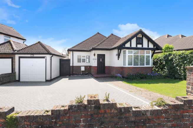 2 bed property, in Woodlands Drive, £550,000