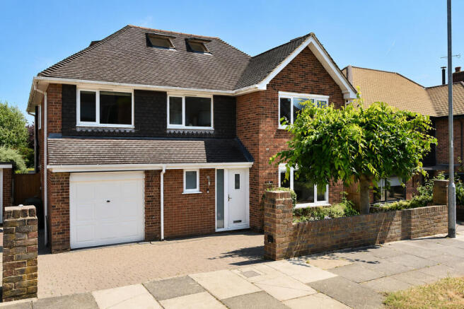5 bed property, in Brangwyn Drive, £850,000