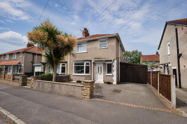 3 bed property, in Buckingham Road, £230,000