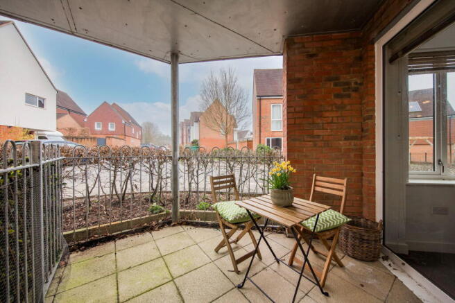 2 bed property, in Spring Walk, £280,000