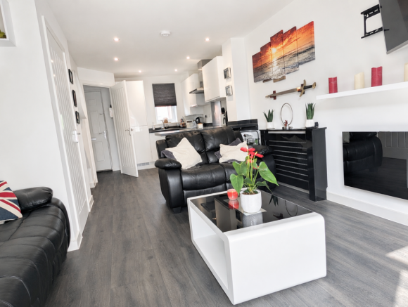 2 bed property, in Orchard Way, £220,000