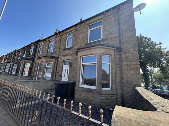 2 bed property, in Leeds Road, £265,000