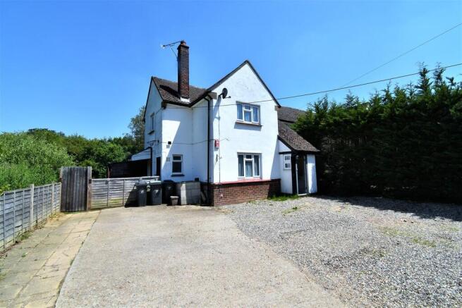 3 bed property, in Mole Hill Green, £375,000