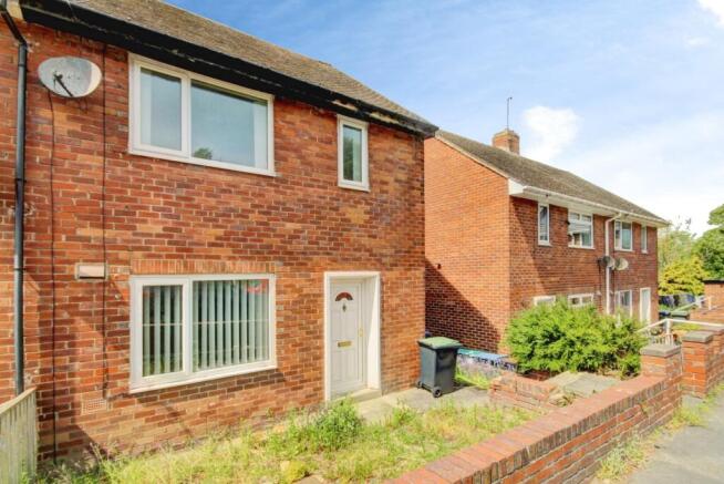 2 bed property, in Cohort Close, £90,000