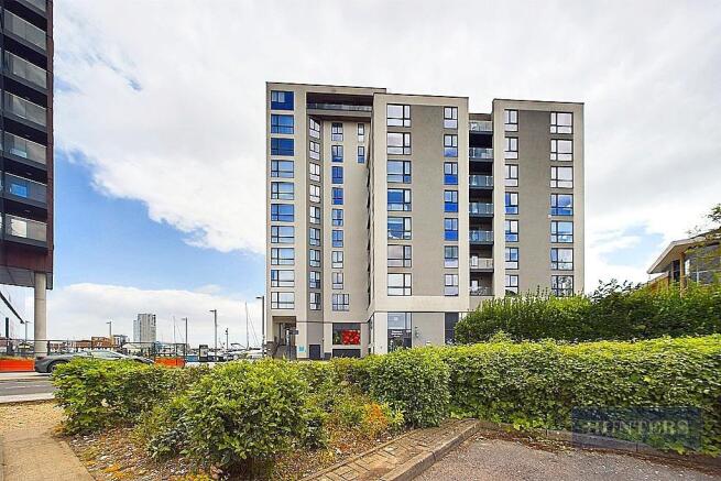 2 bed property, in Maritime Walk 1, £325,000