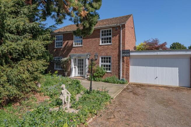 4 bed property, in Manor House Close, £550,000