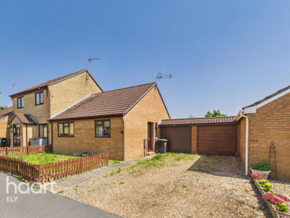 2 bed property, in Sandys Crescent, £180,000