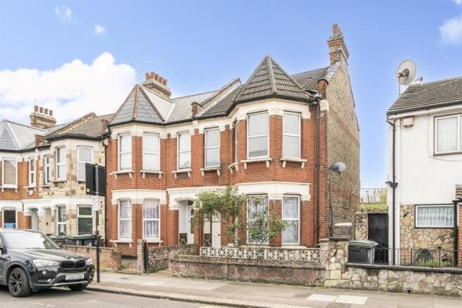 3 bed property, in The Avenue, £650,000