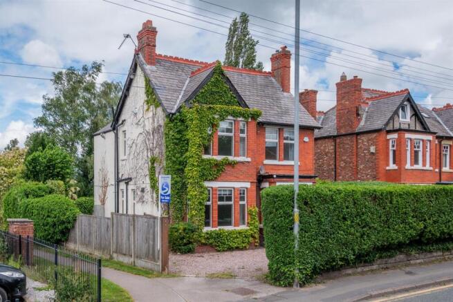 5 bed property, in Booths Hill Road, £950,000