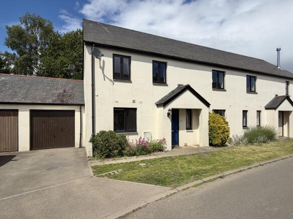 4 bed property, in Oxenpark Gate, £275,000