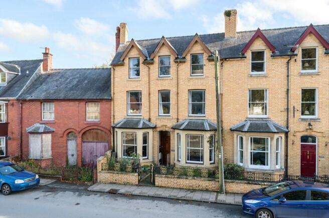 8 bed property, in East Street, £265,000