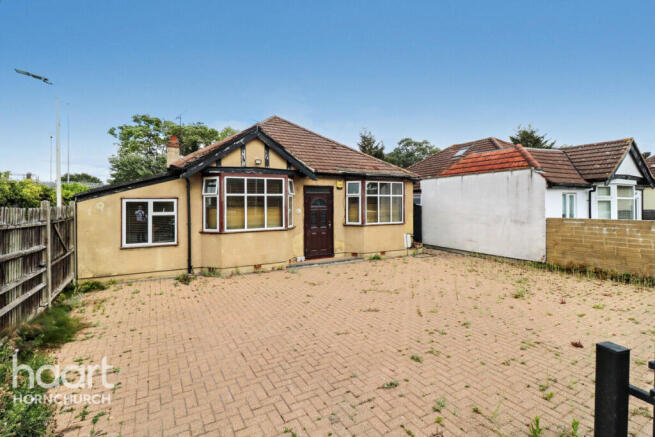 3 bed property, in Ardleigh Close, £500,000