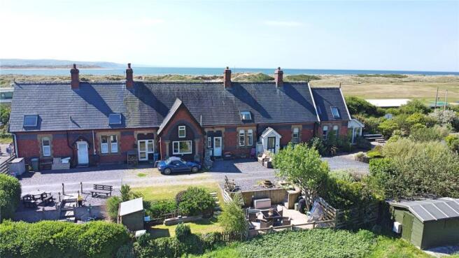 2 bed property, in Station Road, £260,000