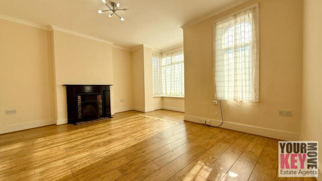 2 bed property, in Broadmead Road, £209,995