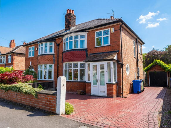 3 bed property, in Halstead Grove, £375,000