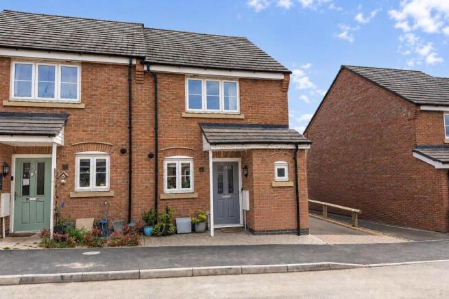2 bed property, in Field Edge Drive, £250,000