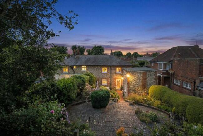 3 bed property, in The Square, £475,000