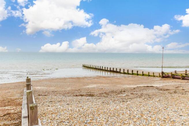 1 bed property, in The Esplanade, £180,000