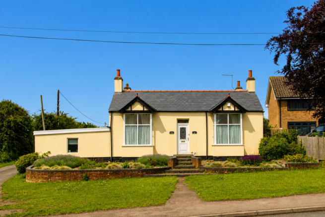 3 bed property, in Rothwell Road, £300,000
