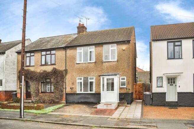 3 bed property, in Coval Avenue, £450,000