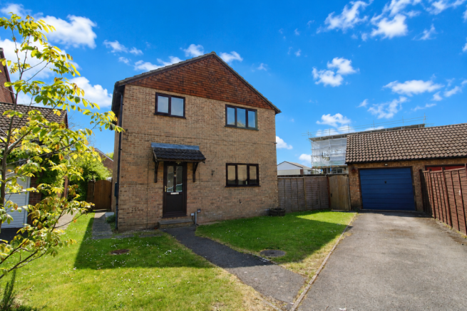 3 bed property, in Long Close, £425,000