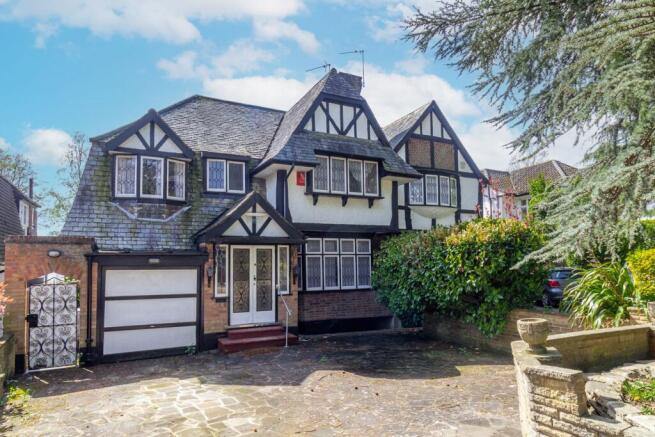 4 bed property, in Canons Drive, £900,000