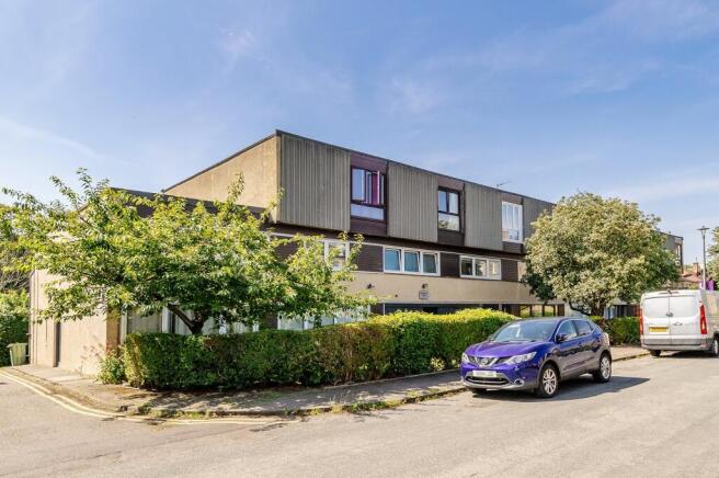 2 bed property, in Comiston Drive, £220,000