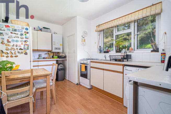 2 bed property, in Ventnor PO38, £150,000