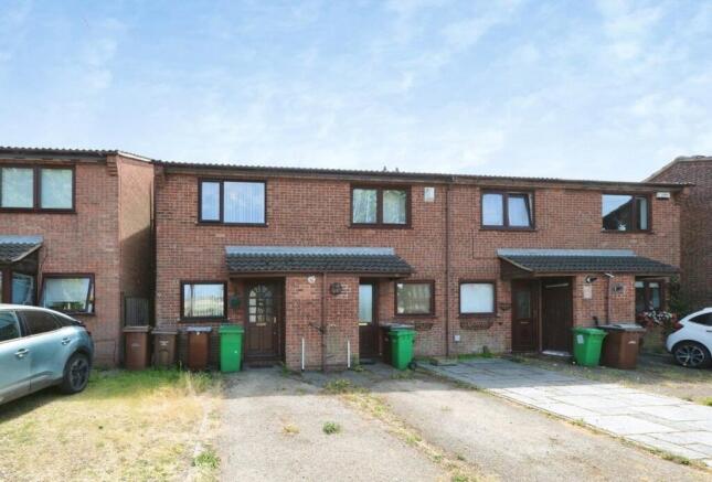 2 bed property, in Crest View, £150,000