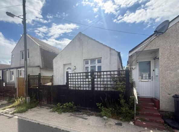 2 bed property, in 21 Humber Avenue, £40,000