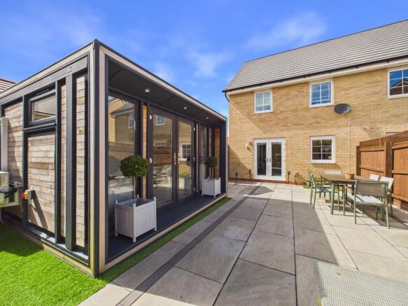 3 bed property, in Broadstone Drive, £305,000