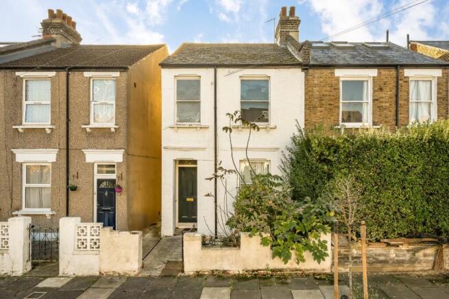 5 bed property, in Wells House Road, £615,000