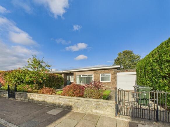 2 bed property, in Wilton Drive, £300,000