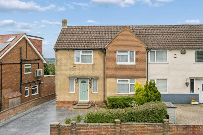 3 bed property, in Hatters Lane, £425,000