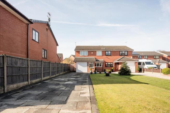 3 bed property, in 110 Turnberry, £220,000