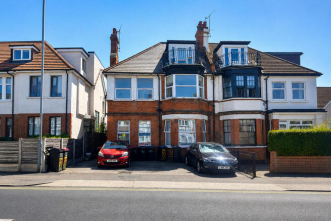 2 bed property, in Valkyrie Road, £220,000