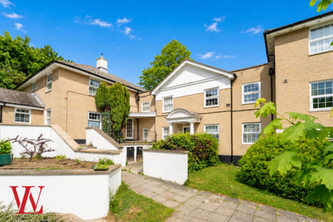 1 bed property, in Chelmsford House, £190,000