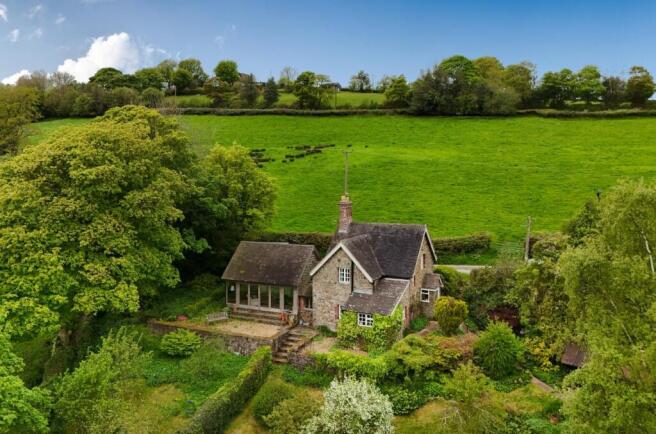 3 bed property, in Coombe Cottage, £475,000