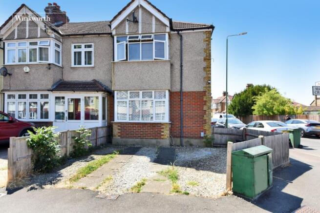 1 bed property, in Abbotts Road, £295,000