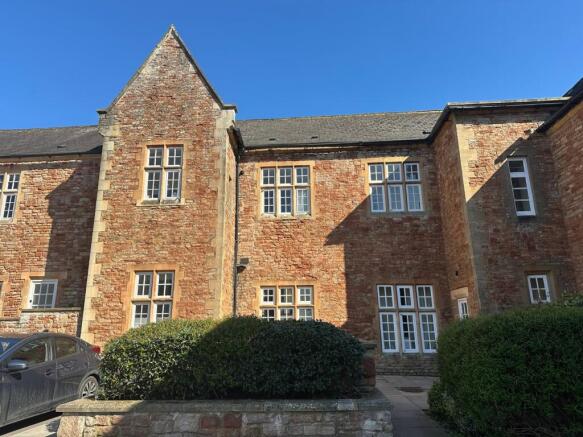 2 bed property, in Lower Chapel Court, £155,000