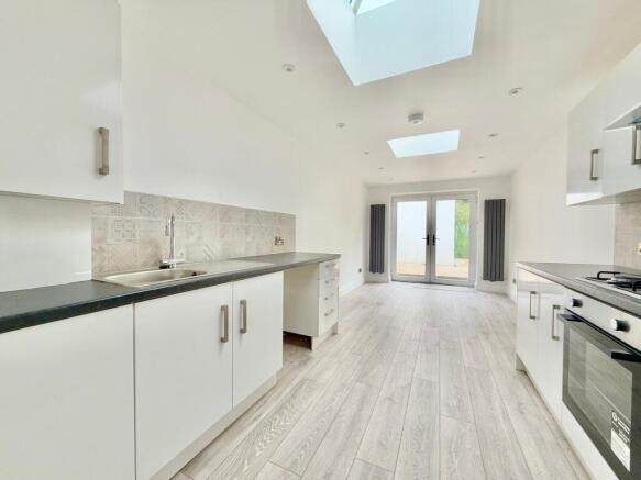 2 bed property, in Western Road, £195,000