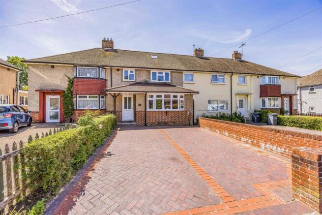 4 bed property, in Padnell Avenue, £375,000