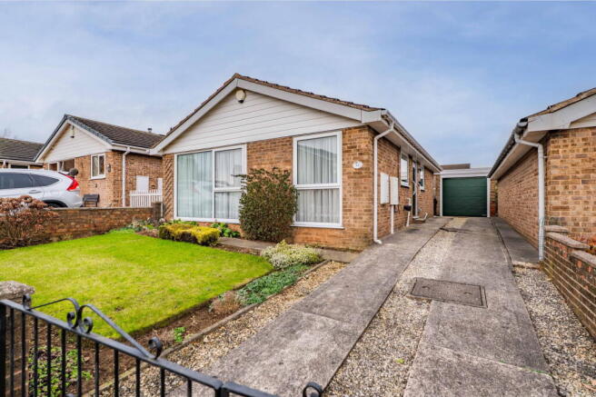 2 bed property, in Acre Close, £220,000