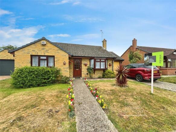 2 bed property, in Fieldfare Road, £300,000