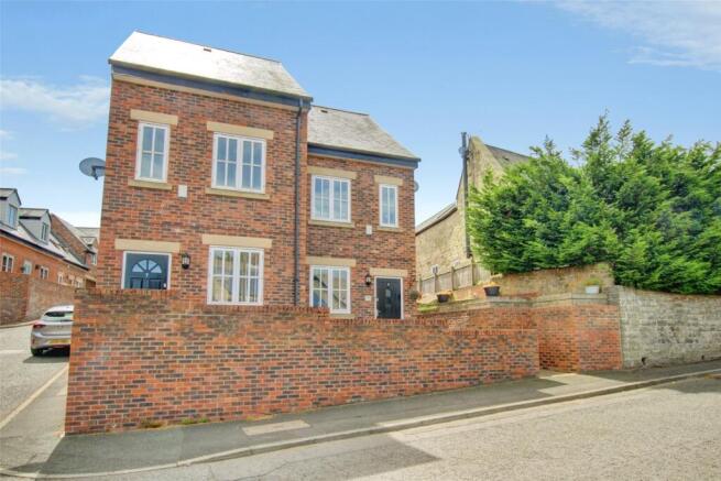 3 bed property, in Chapel Bank, £145,000