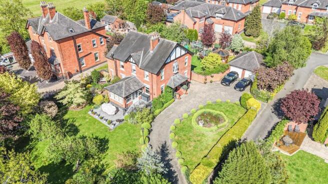 5 bed property, in Woodlands Park, £1,000,000
